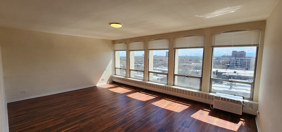Building Photo - 1400 E 55th Plz