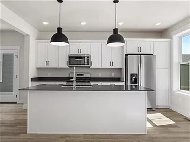 Building Photo - Exquisite Home