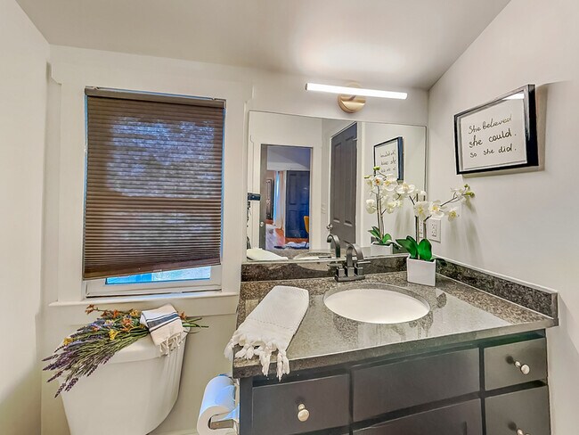 Building Photo - 67 Hogue St NE