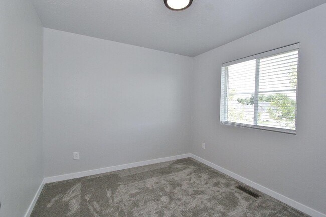 Building Photo - Clean Home in Quiet Neighborhood
