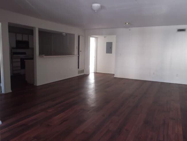 Three bedrooms living room - 1712 Ohio St