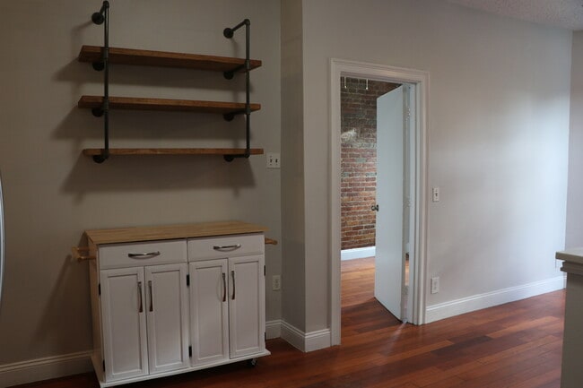 Building Photo - 320 Warren St