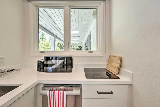 Building Photo - 155 E Creek Dr