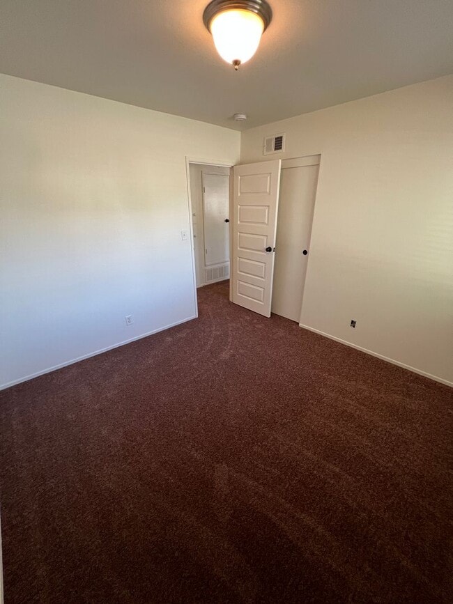 Building Photo - FOR RENT 3+1 IN SIMI VALLEY