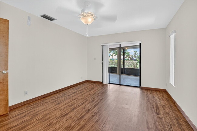 Building Photo - 6385 Hollandaire Dr E