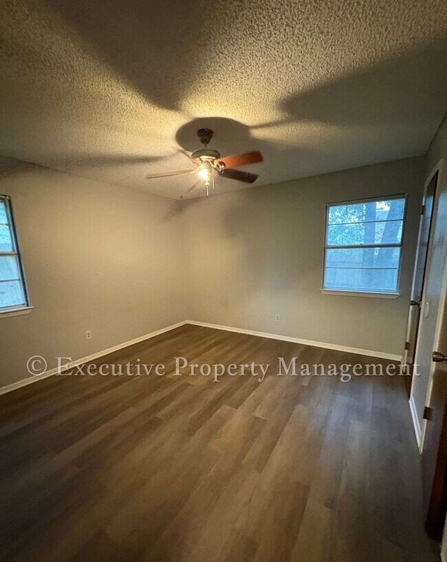 Building Photo - 410 Jeffrey