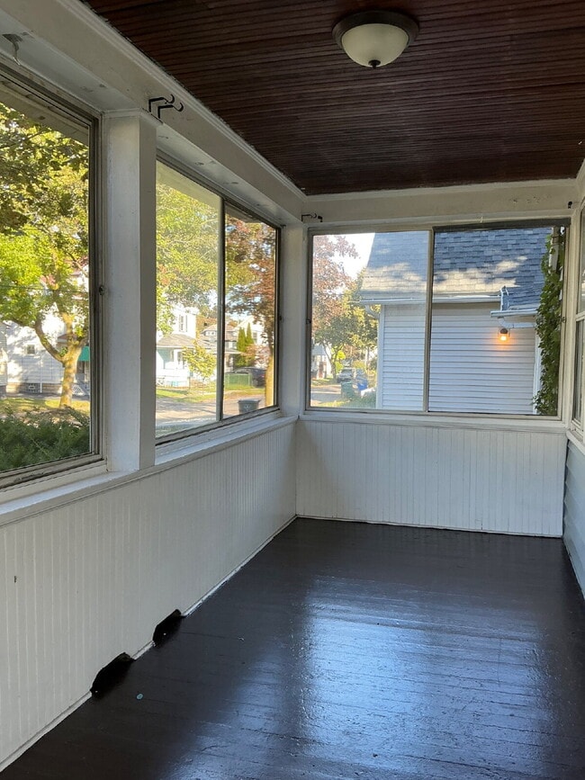 Building Photo - Beautiful home located on Moulson st in Ro...