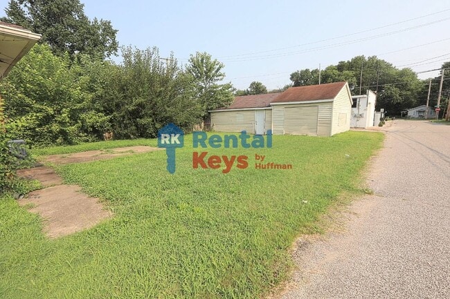 Building Photo - Two Bedroom House | Move in Ready