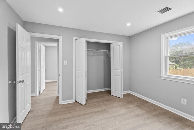 Building Photo - 5822 Brookview Dr