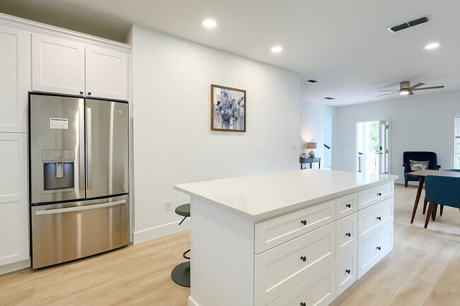 Building Photo - 716 Cathedral Pl