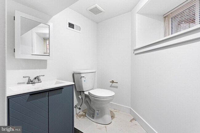 Building Photo - 806 S 56th St