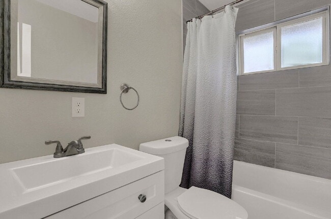 Building Photo - 817 Westmoor Dr