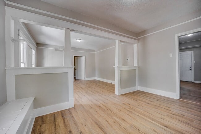 Building Photo - Freshly Updated 2 Bedroom House