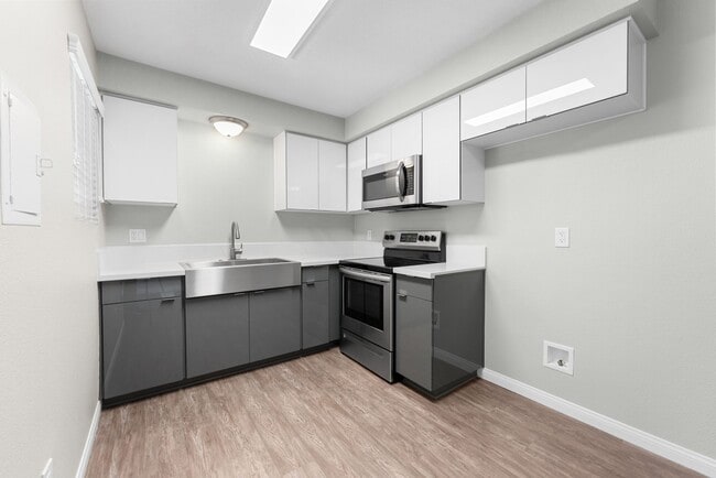 Building Photo - Highland Pinetree Apartment Homes