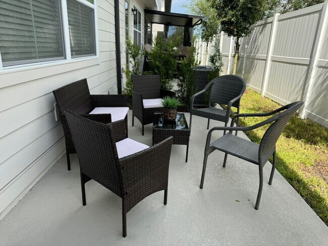 Building Photo - 3 Bed 2,5 Bath Townhouse Davenport