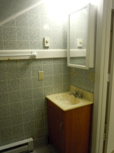 2nd floor bath - 1 Minnesota Rd