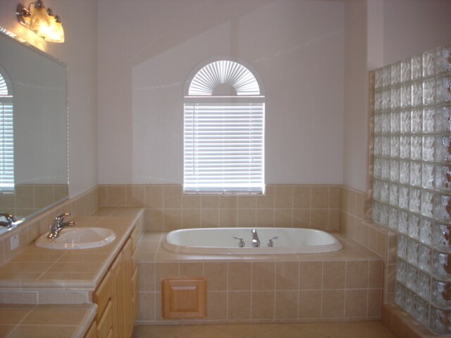Building Photo - RARE ONE STORY EXECUTIVE HOME IN GATED COM...