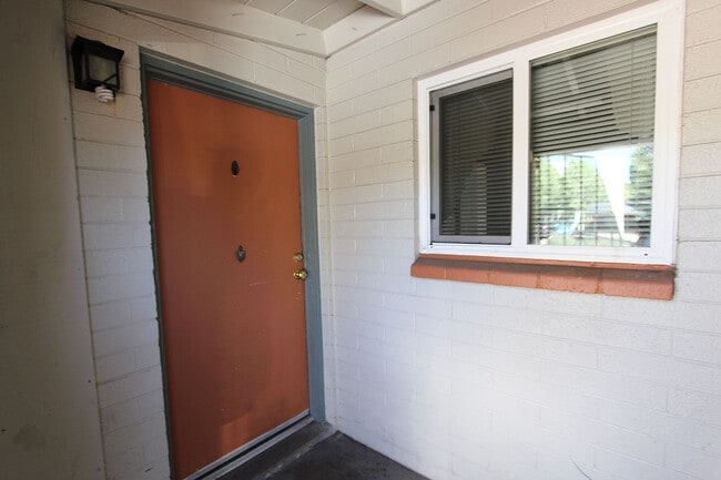 Building Photo - *LEASE TAKEOVER* Single Level 2BR Flagstaff Home | Fenced Yard & In-Unit Laundry