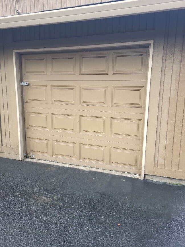 Building Photo - 1/2 off 1st Month's Rent- Detached Garage ...