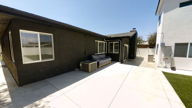 Building Photo - 5BD/2BA, Large Bedrooms!  (Lease out, pend...