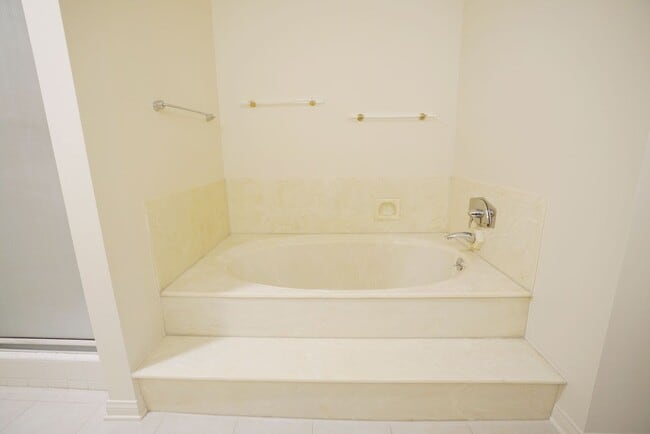 Building Photo - Sunlight Galore 2 Bed / 3Bath + Loft + Sundeck Condo in Westwood!