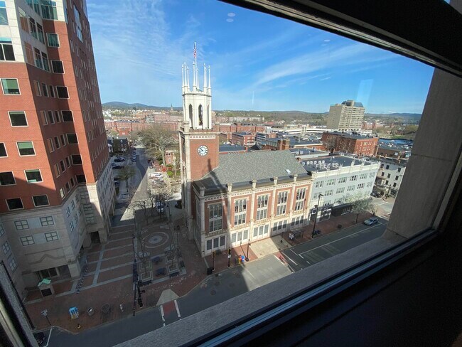 Building Photo - 875 Elm St