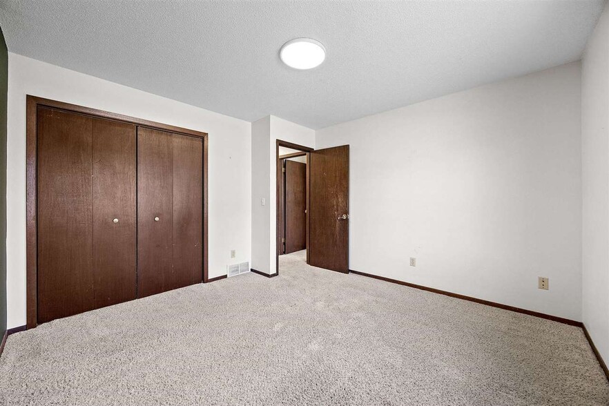 Building Photo - 1564 Prairie du Chien Rd