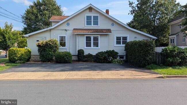 Building Photo - 802 S Glebe Rd