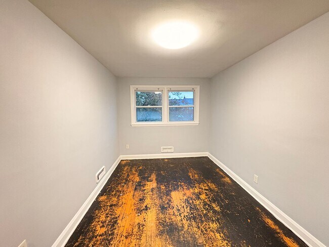 Building Photo - Spacious Townhome with Updated Kitchen & P...