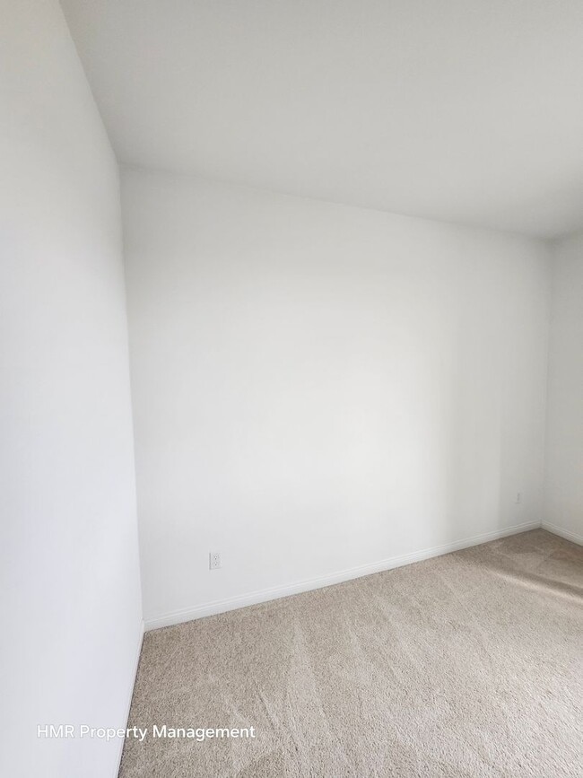 Building Photo - Beautiful two story 5 bedroom in ontario R...