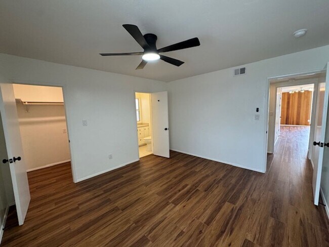 Building Photo - Recently Renovated 2 Bed / 2 Bath Apartmen...