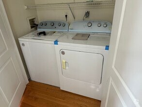 Building Photo - Gorgeous, bright 3 bed 3 bath Townhouse in...
