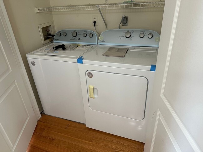 Primary Photo - Gorgeous, bright 3 bed 3 bath Townhouse in...