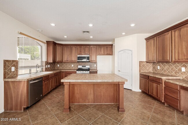 Building Photo - 3712 E Fruitvale Ave