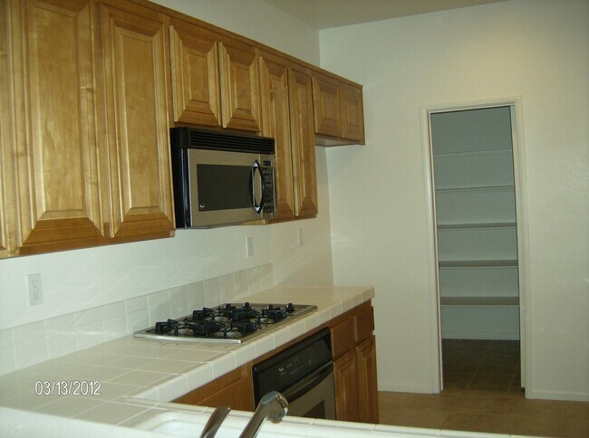 Building Photo - Spacious Three Bedroom Townhouse with Atta...