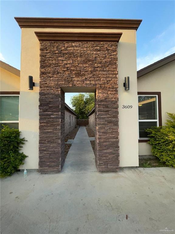 Building Photo - 11 Valeria St