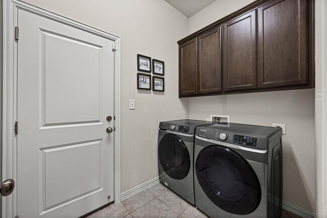 Building Photo - 631 Turquoise Dr