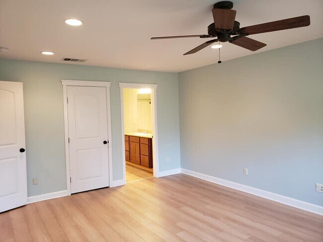 Building Photo - 2002 Voltaire Dr