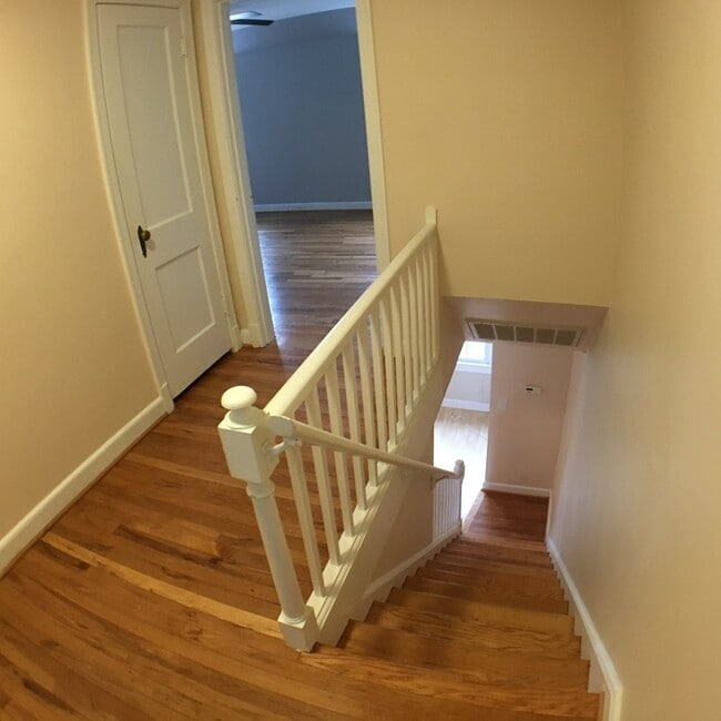Building Photo - Updated 1BR/1BA 2-level TH in great location