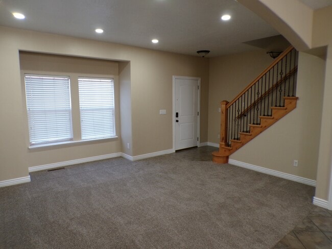 Building Photo - 2041 W Crescent Row