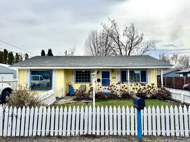 Building Photo - Large 3 br 1 ba charming home
