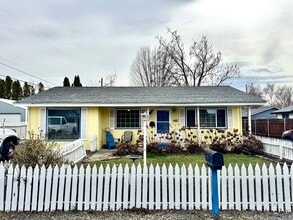 Building Photo - Large 3 br 1 ba charming home