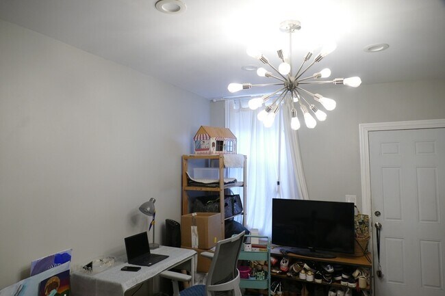 Building Photo - 834 N Mozart St