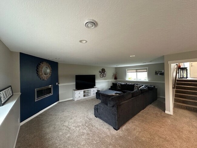 Building Photo - 5 bedrooms 3 bathrooms and a 3-car garage