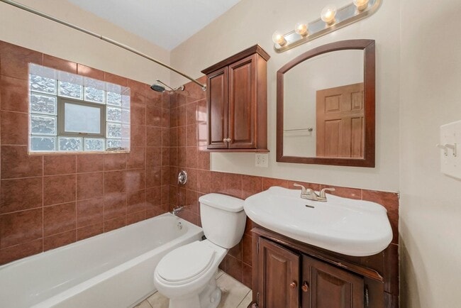Building Photo - Spacious 2BR/2BA Rogers Park Condo with In-Unit Laundry & Central Air