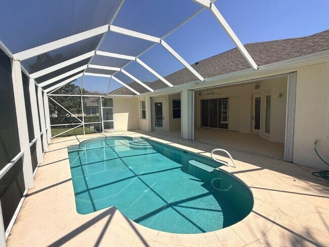 Building Photo - 3838 Peacock Dr