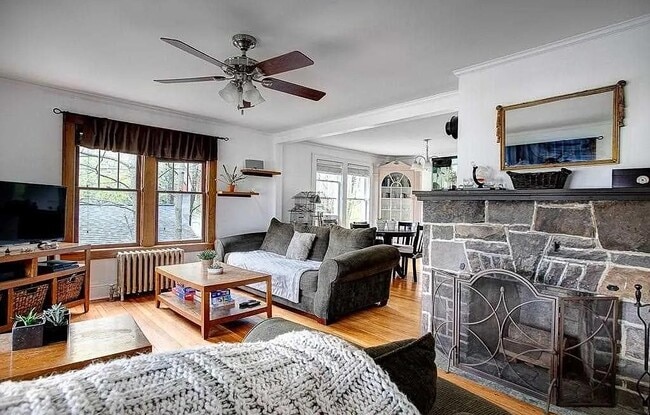 Building Photo - 601 Pike St