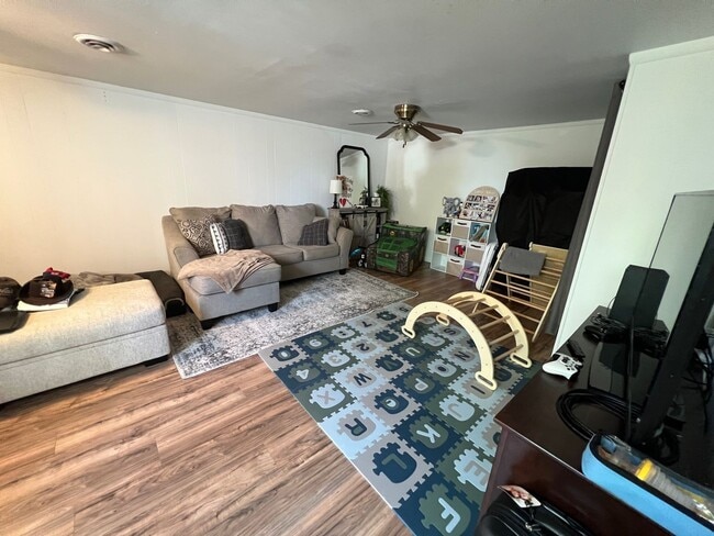 Building Photo - Convenient Location!!