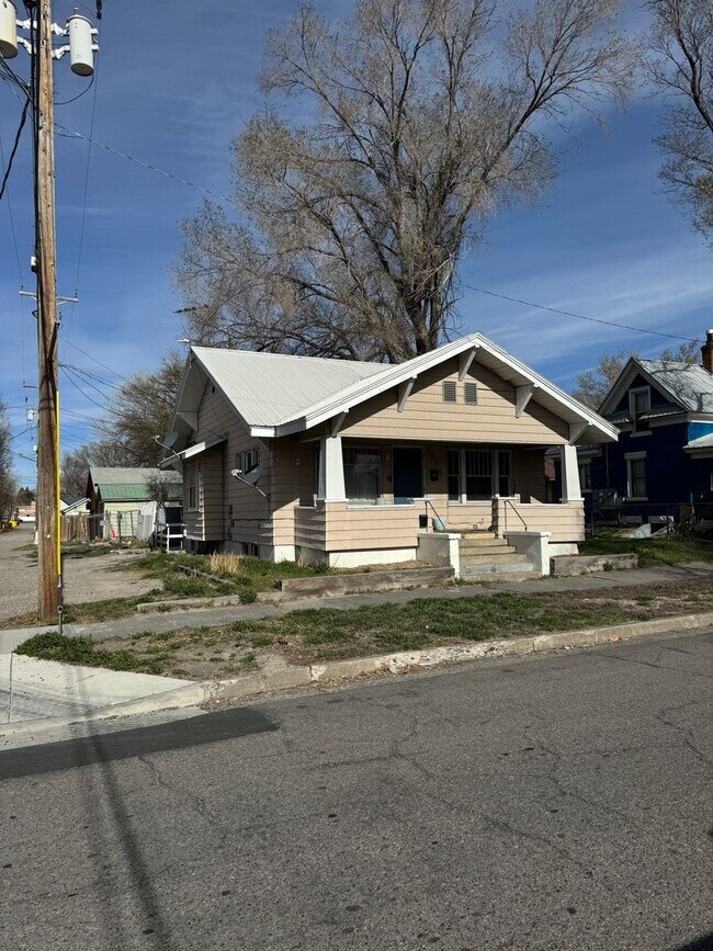 Building Photo - 3 bed/ 1 bath basement apartment