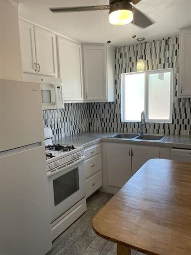 Building Photo - Cute 2 Bedroom Cottage.  Minutes to UofA